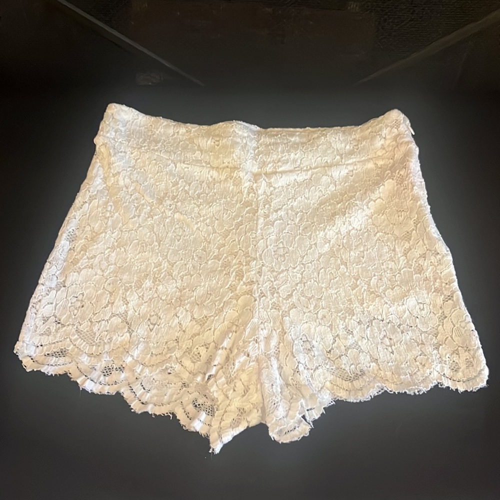 NWOT FREE PEOPLE white lace, high rise shorts. Super STRETCHY & COMFY! Small